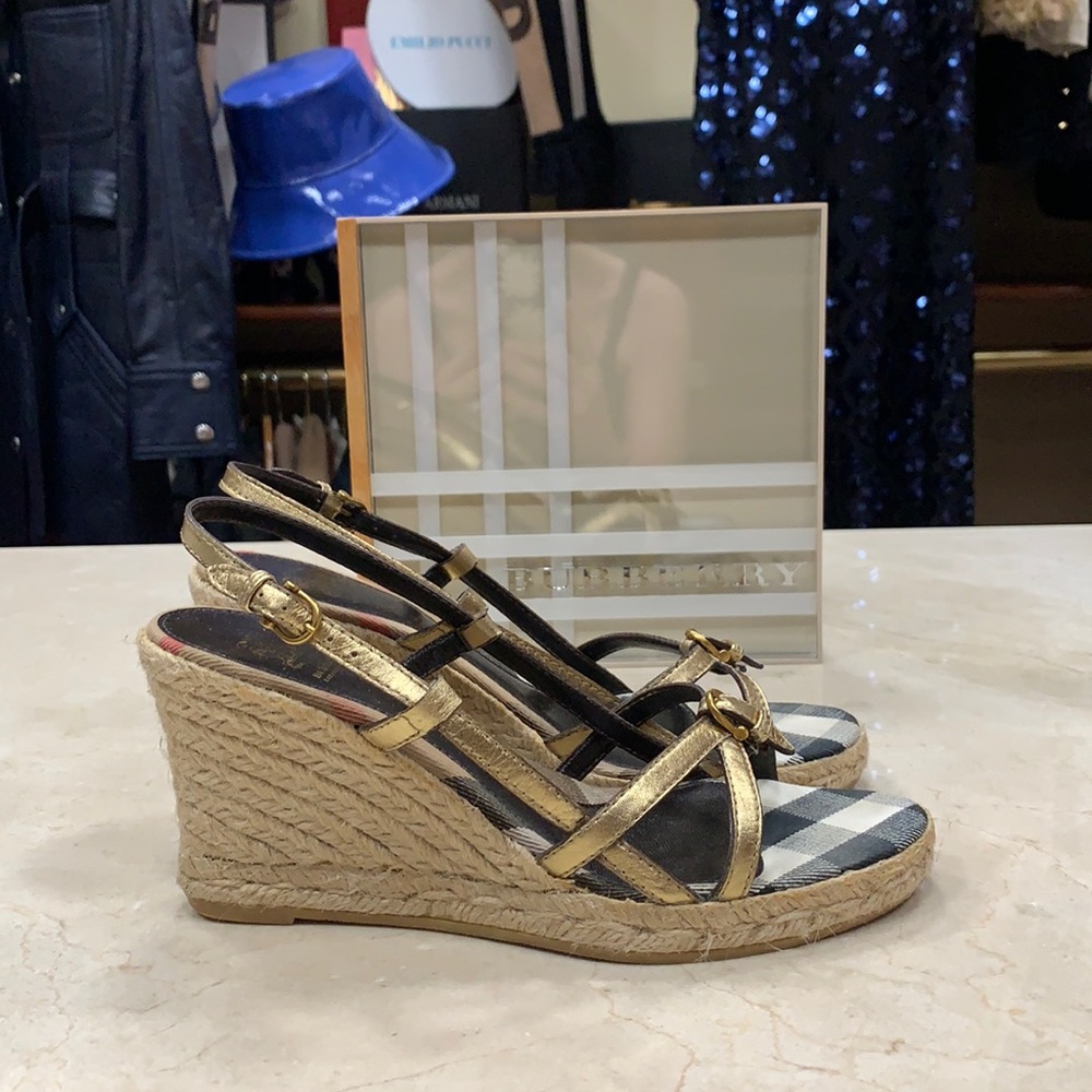 BURBERRY SIGNATURE WEDGE IN GOLD METALLIC LEATHER WITH JUTE WRAPPED HEEL SZ 8